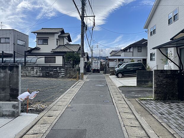 【前面道路を含む現地写真】
大通りに面していない、落ち着いたエリア。更地引き渡しのため、解体費用がかかりません。建築可能な建物の詳細につきましては、お問い合わせください。/現地(2026年1月)撮影