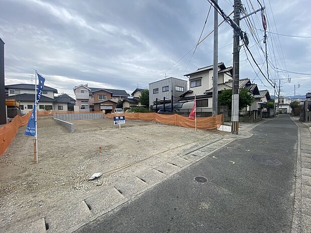 現地土地写真】
建ぺい率50％、容積率80％。異なる土地形状から、理想の住まいに適した区画をお選びいただけます。建築可能な建物のボリュームなど、お気軽にご相談ください。/現地（2026年3月）撮影