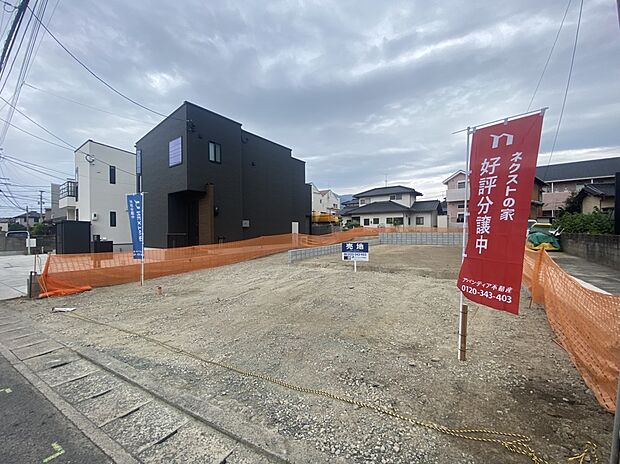 【現地土地写真】
第一種低層住居専用地域内の穏やかな住環境。コンビニ・スーパー・ショッピングセンターが徒歩9分圏内に揃う、暮らしやすいエリアです。/現地(2026年1月)撮影