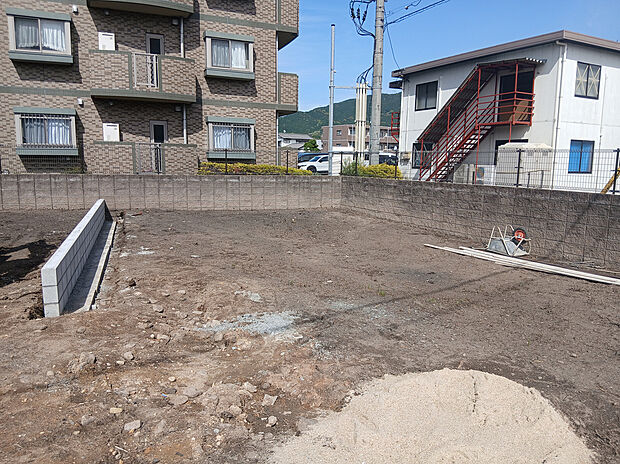 【現地土地写真】
敷地面積34坪以上、南西向きの売土地。西鉄天神大牟田線「朝倉街道」駅まで徒歩17分。建物セットプランをご用意しています。/現地（2026年4月）撮影