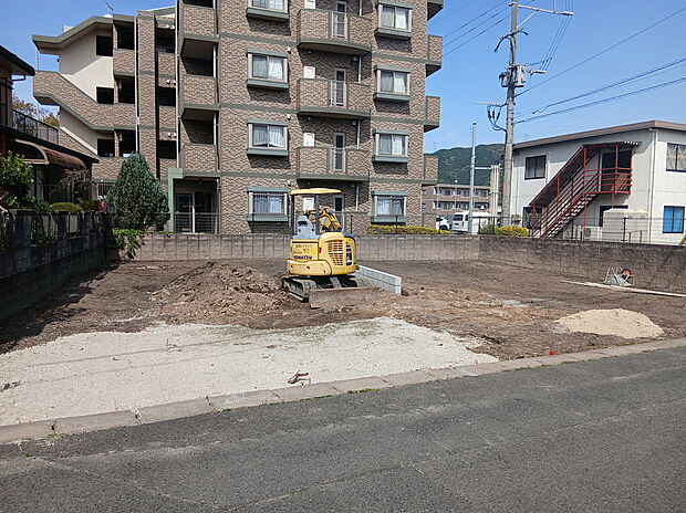 【現地土地写真】
西鉄バス「筑紫野中学校入口」停まで徒歩5分。「朝倉街道」駅までバスで向かうことができます。/現地(2026年4月)撮影
