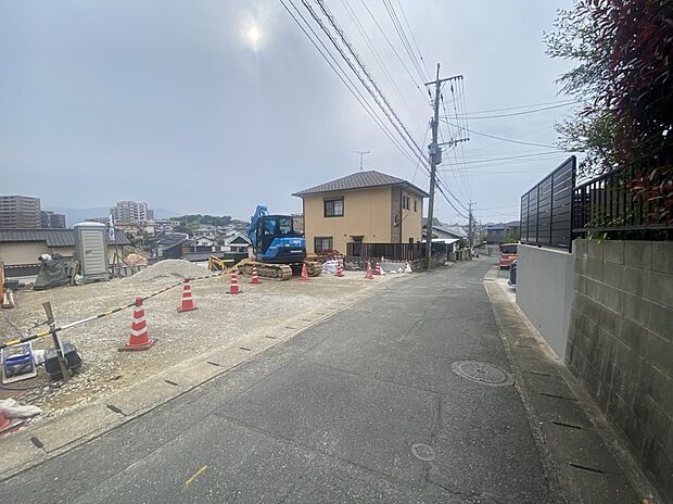 前面道路は約4.0m。交通量も比較的少なく、落ち着いた住環境が広がる住宅街です。お車の出し入れもしやすく、毎日の暮らしを快適にサポートします。