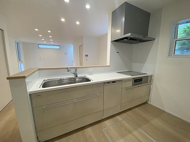 【4号地 キッチン】タカラスタンダード(オフェリア)のキッチン。キッチンパネルはホーロー・整流板付きのレンジフード付きでお手入れが楽々です。