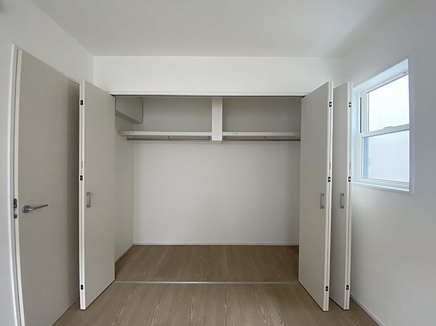 【4号地 居室クローゼット】6.0帖主寝室
大型クローゼット。衣服以外にも季節物の収納には十分な大きさです