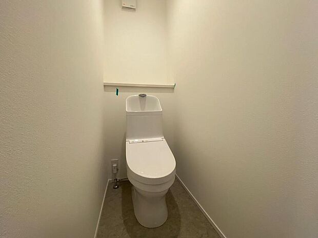 【【トイレ/5号地】】温水洗浄便座機能が付いたトイレ。各階に設置され、朝の忙しい時間帯も安心です。フチなし形状で掃除しやすい仕様。