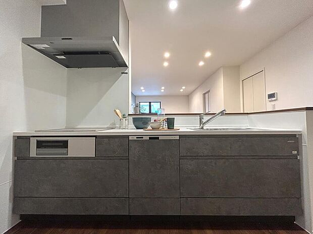 【【2号棟キッチン】】タカラスタンダード製のキッチンを搭載。スタイリッシュなデザインです。ホーロー素材をふんだんに採用し、お手入れも楽々。