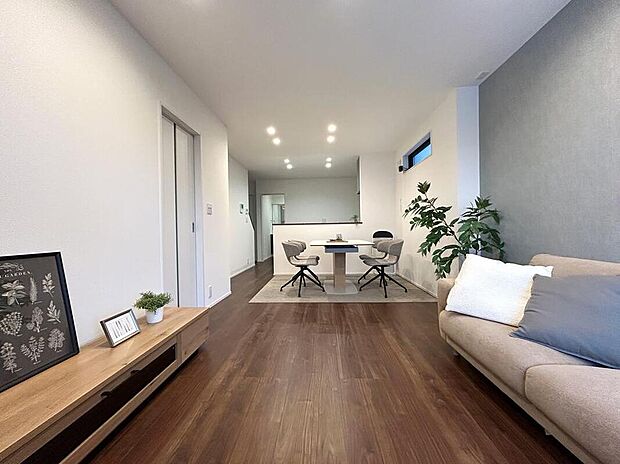 【【2号棟LDK/約16.2帖】】対面式キッチン×リビング階段を採用したLDK。コミュニケーションを育みやすい間取りです。階段下スペースを活用した収納付きで、掃除用具や生活用品の置き場として重宝します。