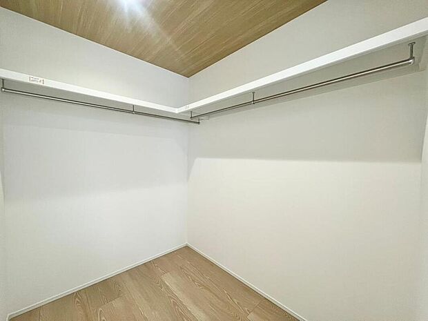 【【WIC/1号地】】バルコニーに面した約6.0帖の洋室にWICが設置されています。枕棚とハンガーパイプ付。ご家族の衣類やバッグ類の小物はもちろん、季節家電なども収納できます。