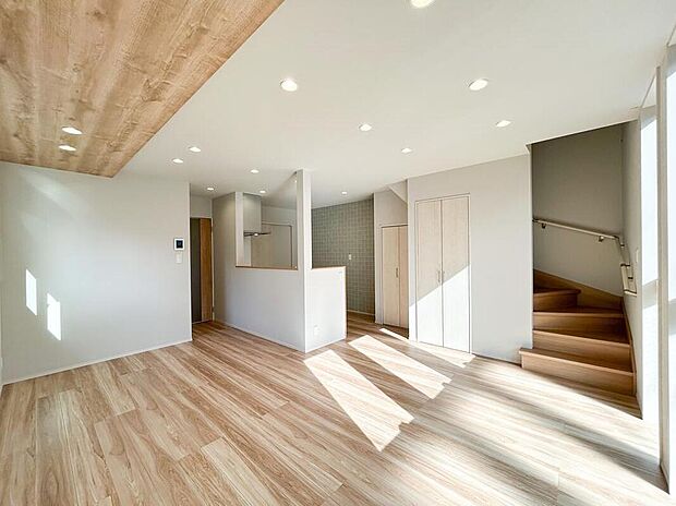 【【LDK/1号地】】リビング階段・対面式キッチン・折下げ天井が採用され、開放的なLDK。外からも中からもアクセントとなる3連窓が、メリハリのある空間を創り出しています。