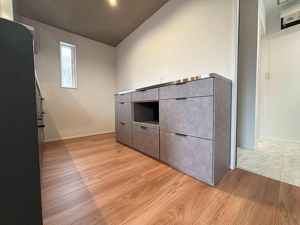 【【2号地/キッチン】】スタイリッシュなデザインのカップボードが設置されています。食器類や調理家電がすっきり片付き、キッチン周りの清潔感を保てます。/2026年3月撮影