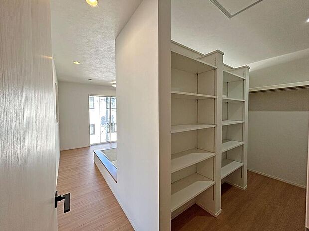 【【1号地/1階洋室・WIC】】1階洋室(約10.0帖)の出入り口横に配置されたWIC。WICを介して洋室と空間を緩やかにゾーニングし、寝室まわりを落ち着いた印象に保てます。/2025年12月撮影