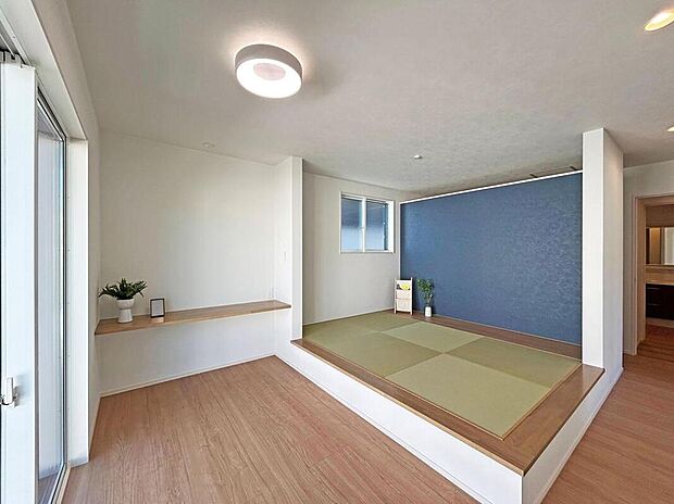 【【1号地/1階洋室(約10.0帖)】】独立性の高い1階洋室。約10.0帖の広さに加え、衣類をまとめて収納できるWIC付きです。主寝室としてもおすすめのゆとりある空間です。/2025年12月撮影