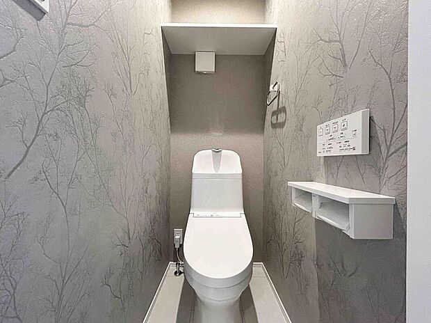 【【トイレ】】温水洗浄便座付きのトイレ。収納スペースが設けられており、トイレットペーパーや掃除用具などを収納できます。空間をすっきり保てそうです。/2025年5月撮影