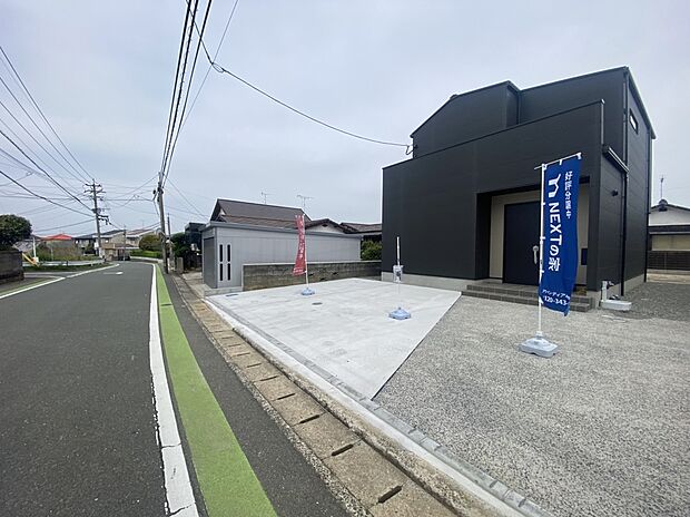 【【前面道路含む現地写真】】南西接道のため、夕方までしっかり光が届きます。道路幅員はゆとりがあり、車庫入れの際も落ち着いて対応できそうです。