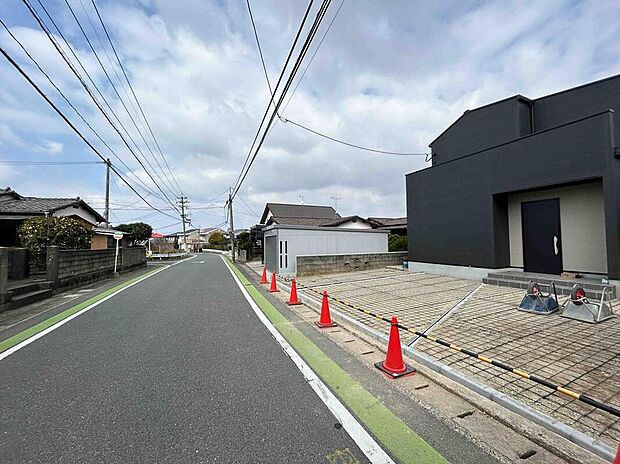 【【前面道路含む現地写真】】南西接道のため、夕方までしっかり光が届きます。道路幅員はゆとりがあり、車庫入れの際も落ち着いて対応できそうです。