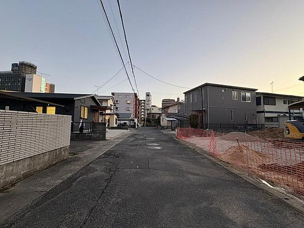 【【前面道路含む現地写真】】2号地は、幅員約4.5mと幅員約6.1mの前面道路に面する角地です。お車の出し入れもスムーズに行えるゆとりある広さです。