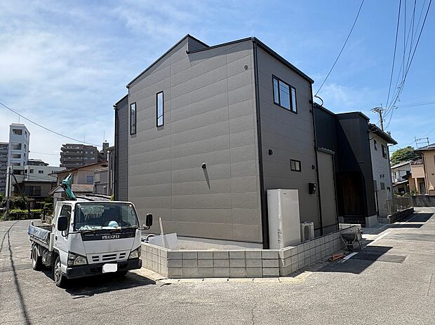 【【2号地・外観】】洗練された外観デザインが目を引く新築住宅です。周辺は落ち着いた住環境で、快適な新生活をスタートしていただけます。/現地(2026年5月)撮影