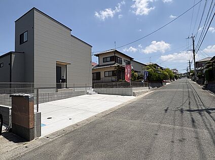 【前面道路含む現地写真】