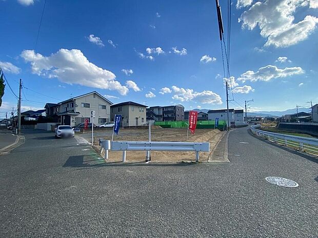 【【前面道路含む現地写真】】吹抜けのある、新築「3LDK」の住まい。お買い物施設や、幼保施設・小学校が徒歩10分圏内に揃い、子育て環境が充実しています。※写真は全体区画を写したものです。/2026年1月撮影