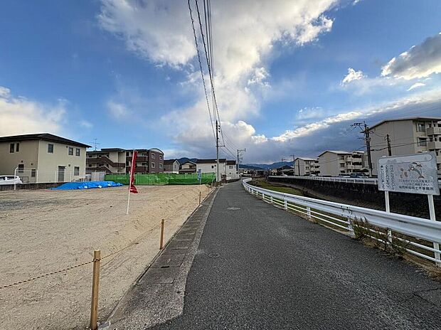 【【前面道路含む現地写真】】第一種低層住居専用地域内に位置しています。平坦地エリアにつき、自転車や徒歩でも移動しやすいです。暮らしやすい周辺環境とあわせて、ぜひ現地をご見学ください。/2026年1月撮影