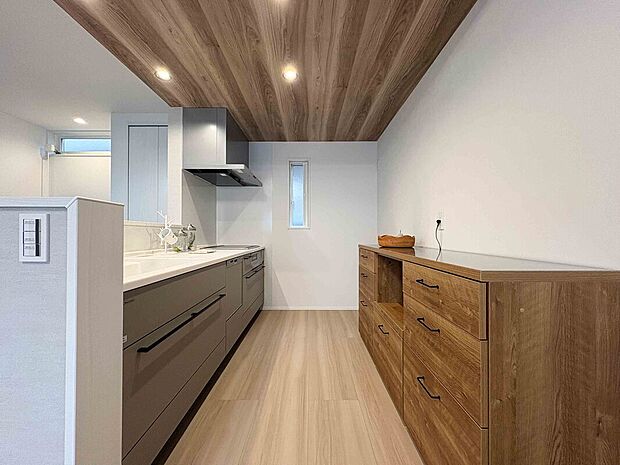 【【キッチン】】キッチンはオール電化で、食器洗浄乾燥機が備わっています。食後の家事負担の軽減につながり、家族との時間や自分時間の確保ができます。