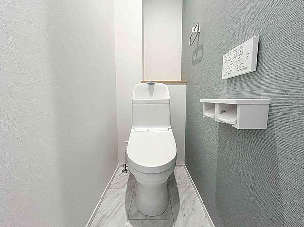 【【トイレ】】汚れがつきにくく落ちやすい、TOTOのウォシュレットが設置されています。操作がスムーズに行える壁付きリモコンが設置されています。/2025年4月撮影
