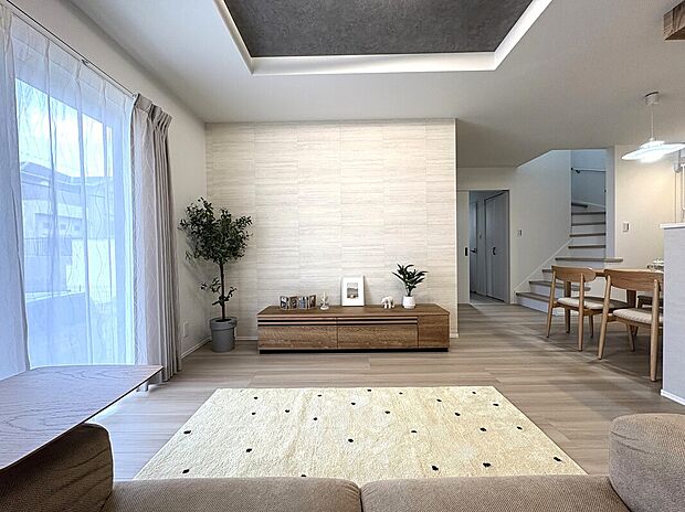 【【LDK/約17帖】】玄関ホールからと、洗面室を経由する2WAYでLDKへ出入り可能な動線設計。シーンに応じて使い分けができ、帰宅後の手洗いや来客時のプライバシーにも配慮されています。