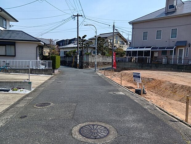 【【前面道路含む現地写真】】前面道路の幅員は北側約5.2m、北東側約4.2m。周辺交通量は少なめです。車のエンジン音などが気になりにくい、落ち着いた立地です。/2026年3月現地撮影