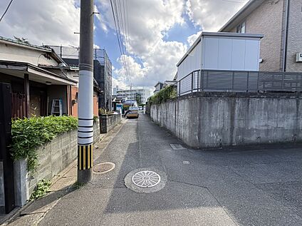 【前面道路を含む現地写真】