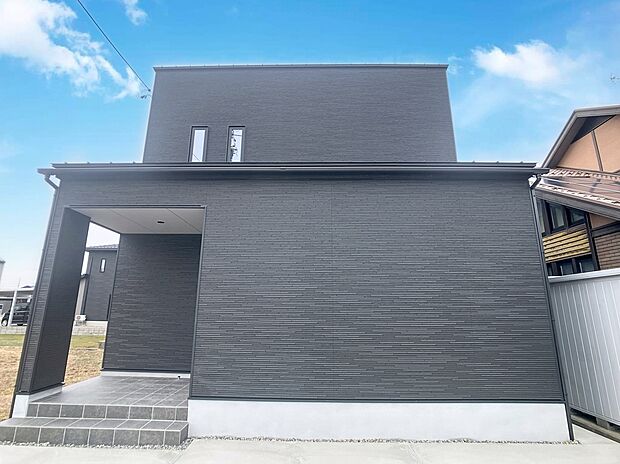 玄関ドアを開ける際、ベビーカーや重い買い物袋を濡らさずに置いておける十分な広さを確保。小さなお子様がいるご家庭には、この「屋根下のゆとり」が大きな助けになります。