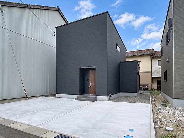 スタイリッシュな外観×広々カースペース完備!木目調ドアが映えるモダン住宅
