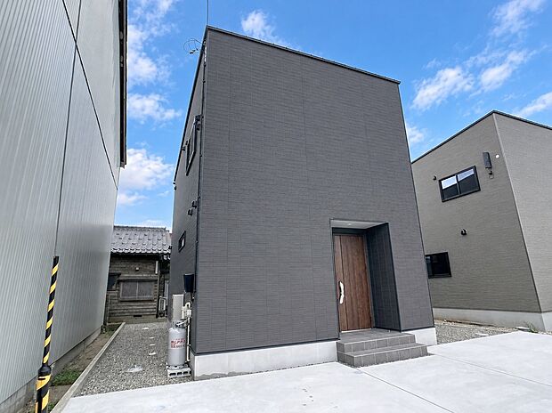 正面に大きな窓を配置しない設計により、通りからの視線を遮りプライバシーに配慮した落ち着いた暮らしを叶えます。