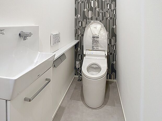 【トイレ】独立した手洗いのある1回トイレは、白を基調として清潔感ある空間に♪