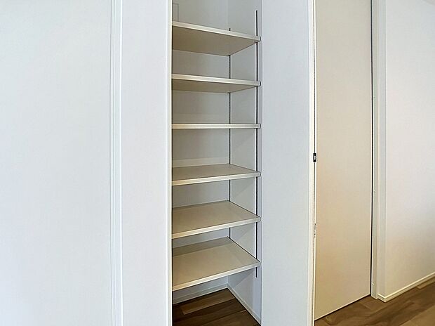 【収納】キッチンの収納には扉を付け、ストック用品なども余裕をもって収納できます。
