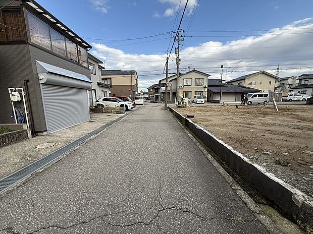 【前面道路を含む現地写真】前面道路を含む現地写真