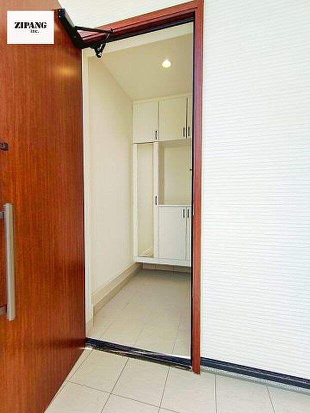 【玄関】明るくすっきりした玄関が家族やお客さまを迎えてくれます。玄関タイルはお掃除しやすく清潔を保てます♪