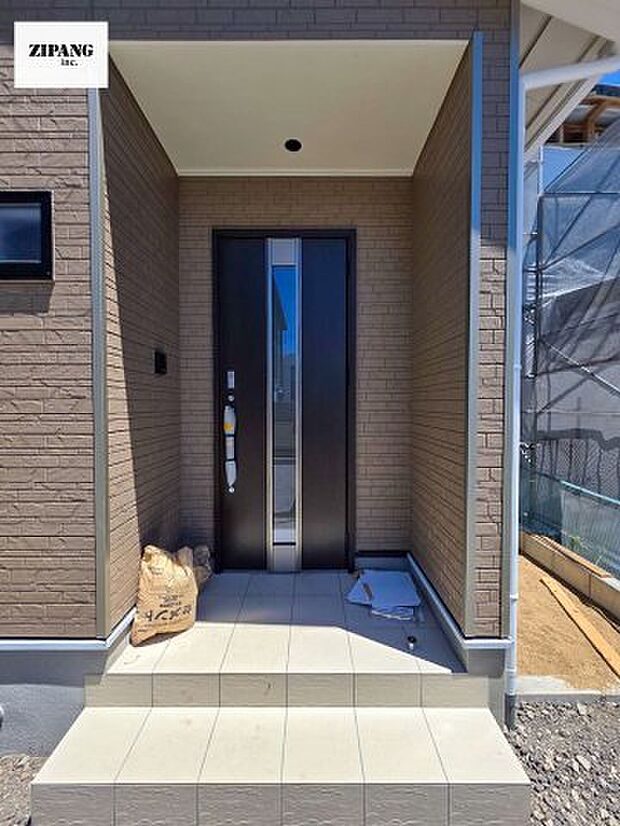 【断熱玄関ドア】断熱性能にとって開口部の玄関はとても大事です。雨にぬれずに郵便物をとることができるポスト、テレビカメラ付きのインターホンがあります。