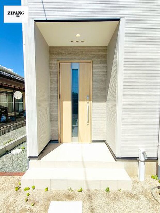 【断熱玄関ドア】断熱性能にとって開口部の玄関はとても大事です。玄関先にはポスト、宅配BOX、テレビカメラ付きのインターホンがあります。