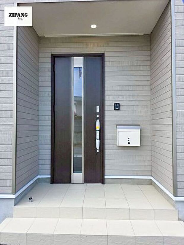 【断熱玄関ドア】断熱性能にとって開口部の玄関はとても大事です。雨にぬれずに郵便物をとることができるポスト、テレビカメラ付きのインターホンがあります。