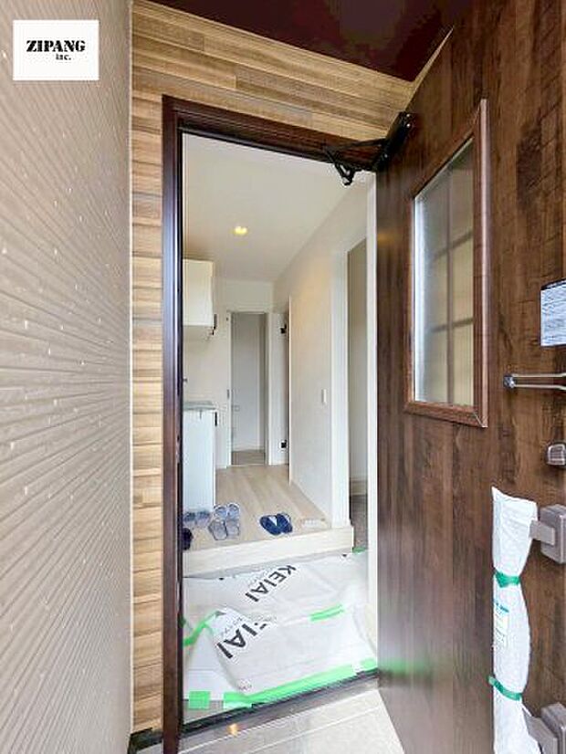 【断熱玄関ドア】断熱性能にとって開口部の玄関はとても大事です。玄関先にはポスト、テレビカメラ付きのインターホンがあります。