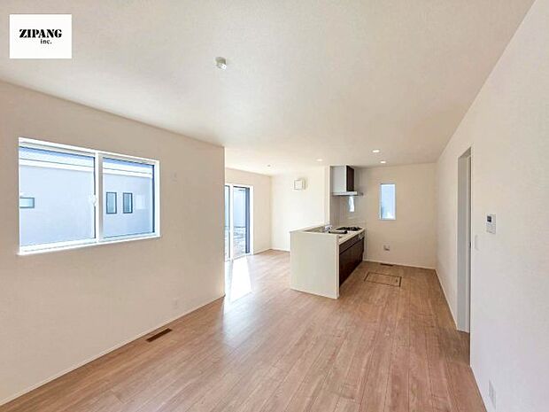 【リビング】キッチンと一体になったリビングはひろびろとしたくつろぎ空間を実現しています。