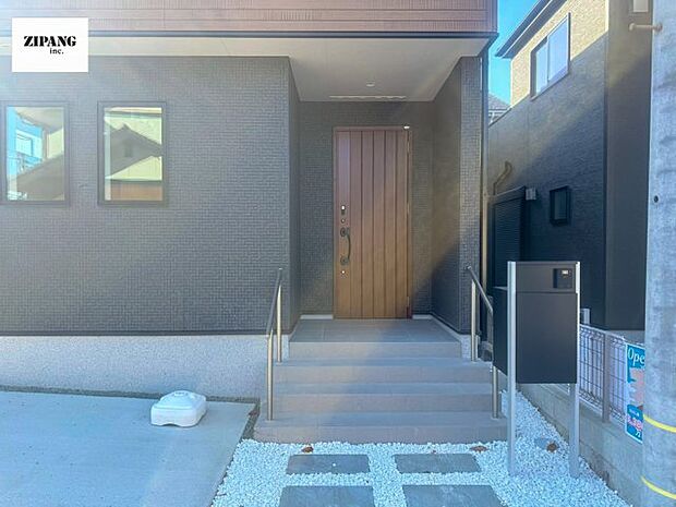 【断熱玄関ドア】断熱性能にとって開口部の玄関はとても大事です。玄関先にはポスト、宅配BOX、テレビカメラ付きのインターホンがあります。