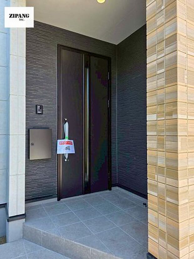 【断熱玄関ドア】断熱性能にとって開口部の玄関はとても大事です。雨にぬれずに郵便物をとることができるポスト、テレビカメラ付きのインターホンがあります。