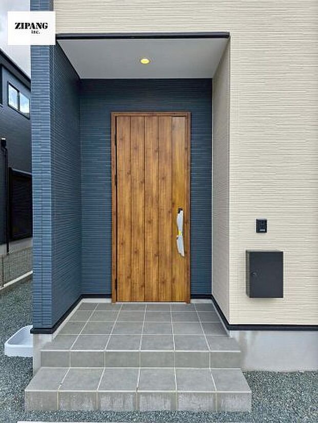 【断熱玄関ドア】断熱性能にとって開口部の玄関はとても大事です。玄関先にはポスト、テレビカメラ付きのインターホンがあります。