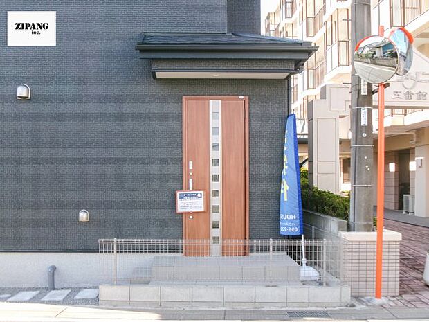 【断熱玄関ドア】断熱性能にとって開口部の玄関はとても大事です。玄関先にはポスト、宅配BOX、テレビカメラ付きのインターホンがあります。