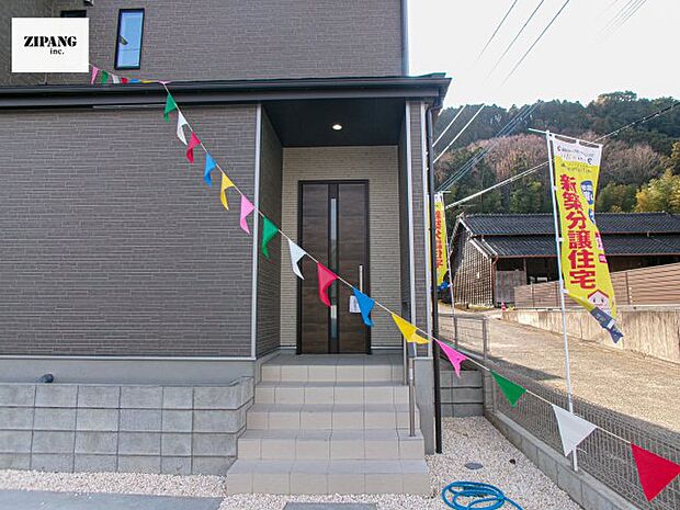 【断熱玄関ドア】断熱性能にとって開口部の玄関はとても大事です。玄関先にはポスト、テレビカメラ付きのインターホンがあります。