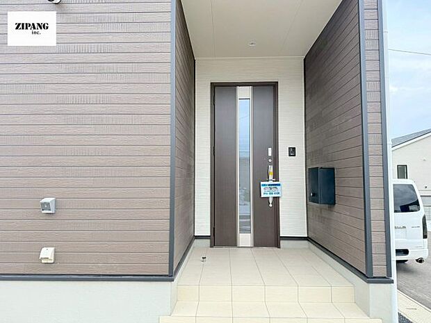 【断熱玄関ドア】断熱性能にとって開口部の玄関はとても大事です。雨にぬれずに郵便物をとることができるポスト、テレビカメラ付きのインターホンがあります。