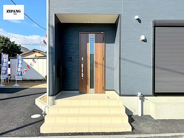 【断熱玄関ドア】断熱性能にとって開口部の玄関はとても大事です。雨にぬれずに郵便物をとることができるポスト、テレビカメラ付きのインターホンがあります。