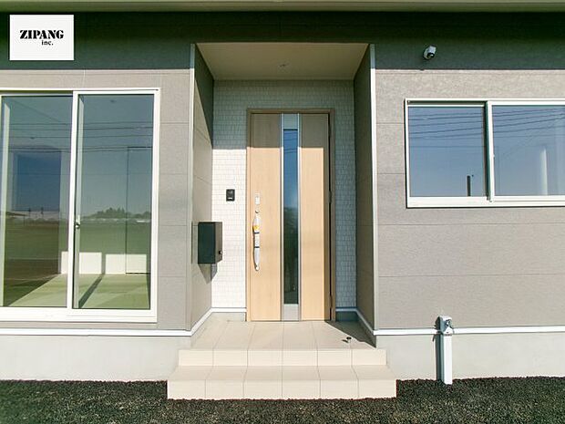 【断熱玄関ドア】断熱性能にとって開口部の玄関はとても大事です。雨にぬれずに郵便物をとることができるポスト、テレビカメラ付きのインターホンがあります。