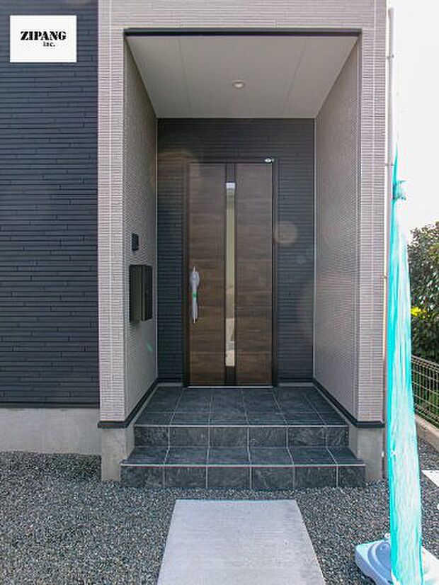 【断熱玄関ドア】断熱性能にとって開口部の玄関はとても大事です。玄関先にはポスト、テレビカメラ付きのインターホンがあります。